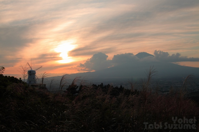 富士山の夕景・御殿場市温泉会館・画像・富士山と風車と夕焼け